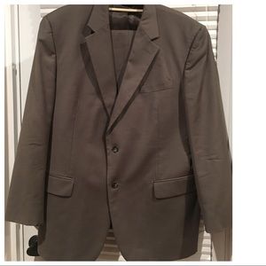 🚨FINAL MOVING SALE! Jos. A. Bank Men’s Full Suit!